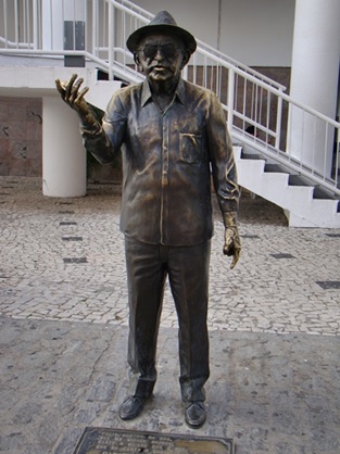 Estátua do poeta Patativa do Assaré em Fortaleza