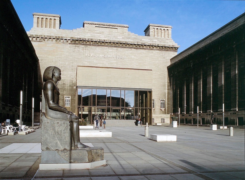 Entrada do Pergamon, na Ilha dos Museus, em Berlim