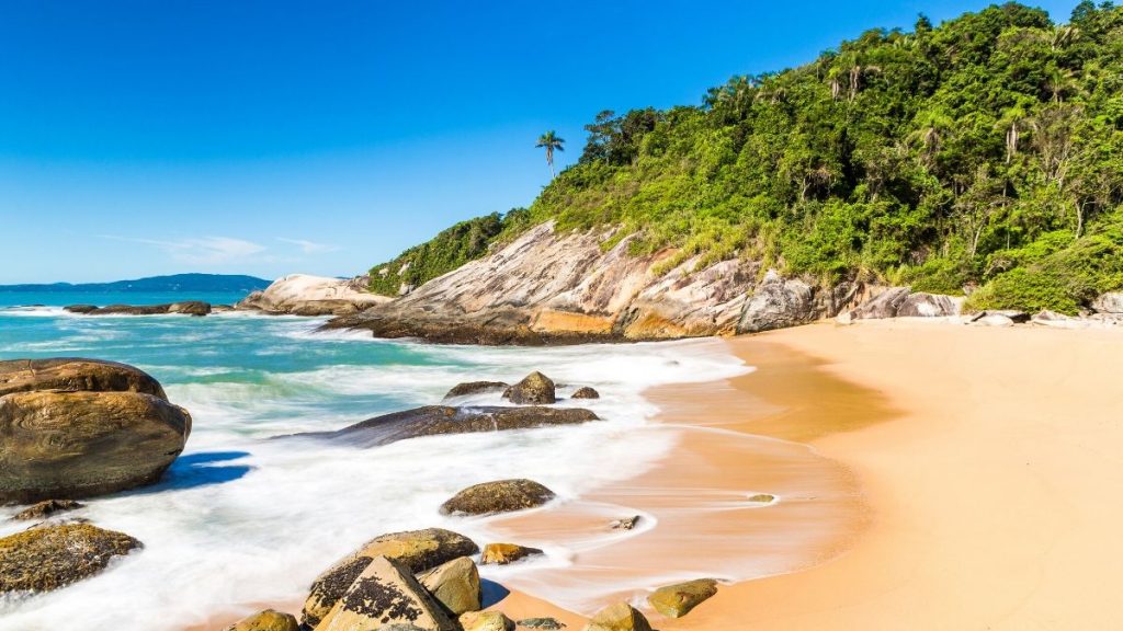 Praia estaleiro é uma das melhores praias de Santa Catarina