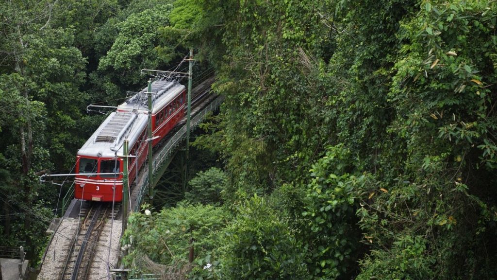 Trem no morro do Corcovado, Rio de Janeiro