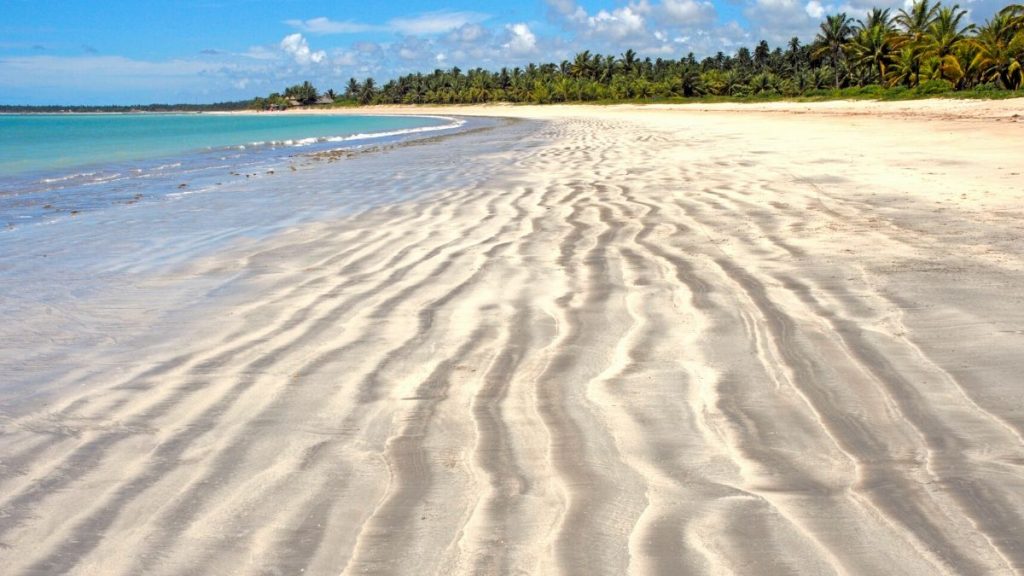 Dunas de areia na praia de Angra de Ipioca, no estado de Alagoas