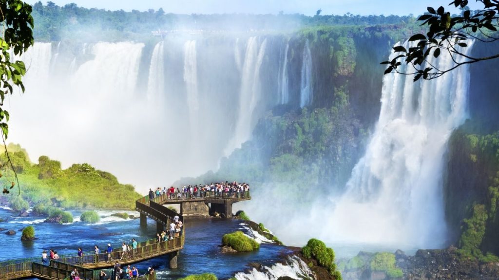 Turistas nas Cataratas do Iguaçu, uma das maiores maravilhas naturais do mundo, na fronteira do Brasil e Argentina.