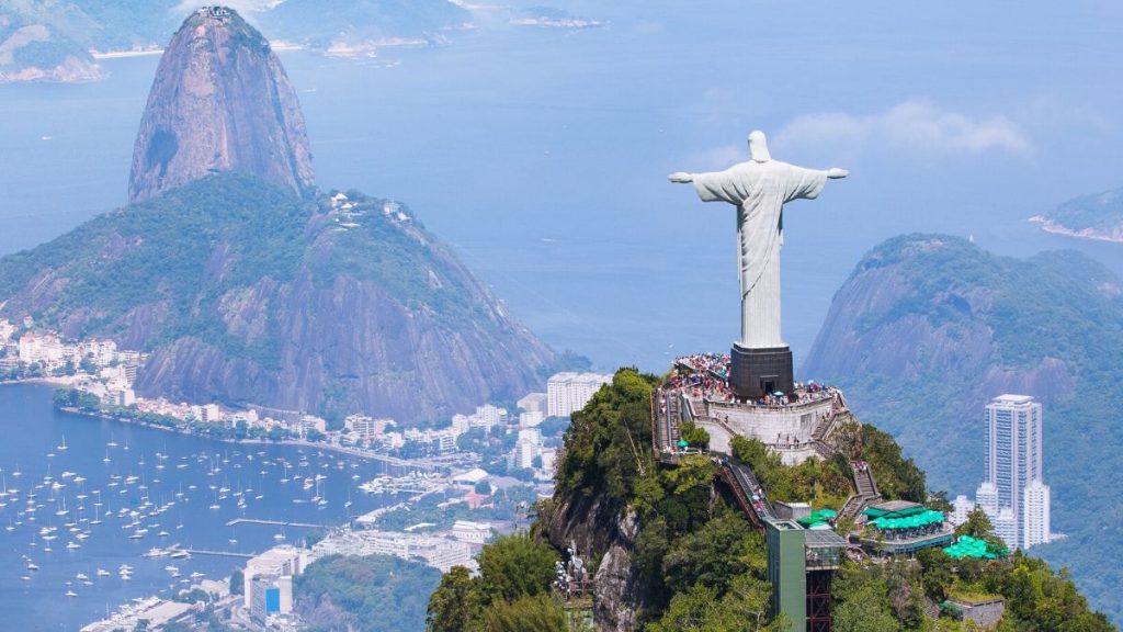 Vista aérea do Rio de Janeiro com Cristo Redentor e Corcovado.
