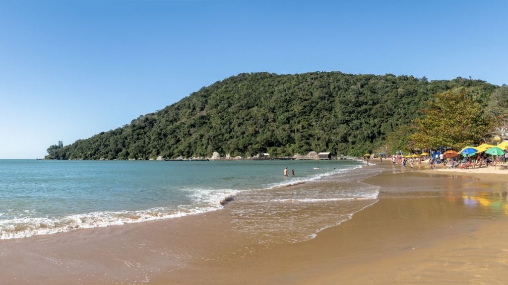 Vista panorâmica da Praia de Laranjeiras - Balneário Camboriú, Santa Catarina.