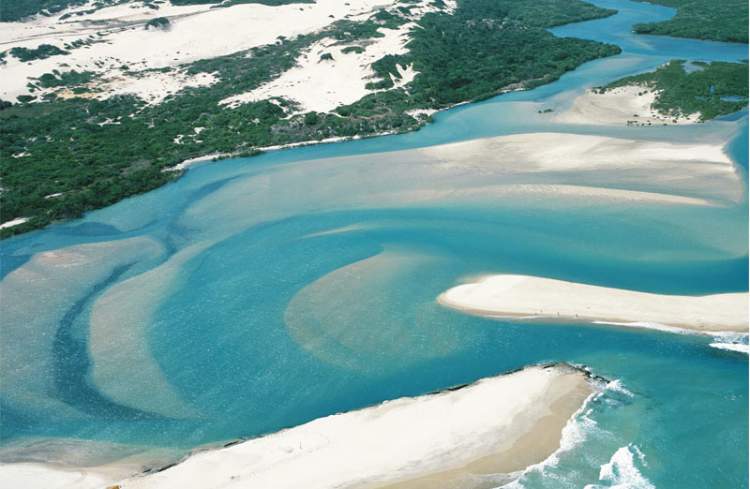 Praia Porto das Dunas é uma das praias mais bonitas do Ceará