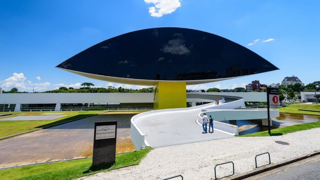 Museu Oscar Niemeyer é um dos lugares fantásticos para se conhecer em Curitiba