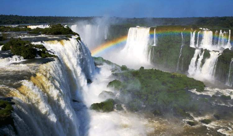 Cataratas do Iguaçu é um dos lugares surreais no Brasil