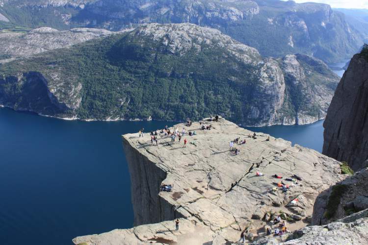 Preikestolen (Púlpito de Rocha) é um dos destinos surreais na Noruega