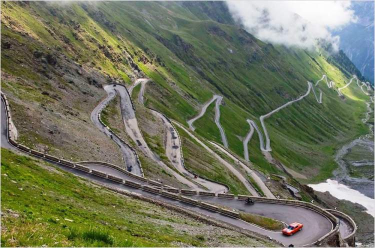 Passo Del Stelvio, Alpes, Itália é uma das estradas maravilhosas