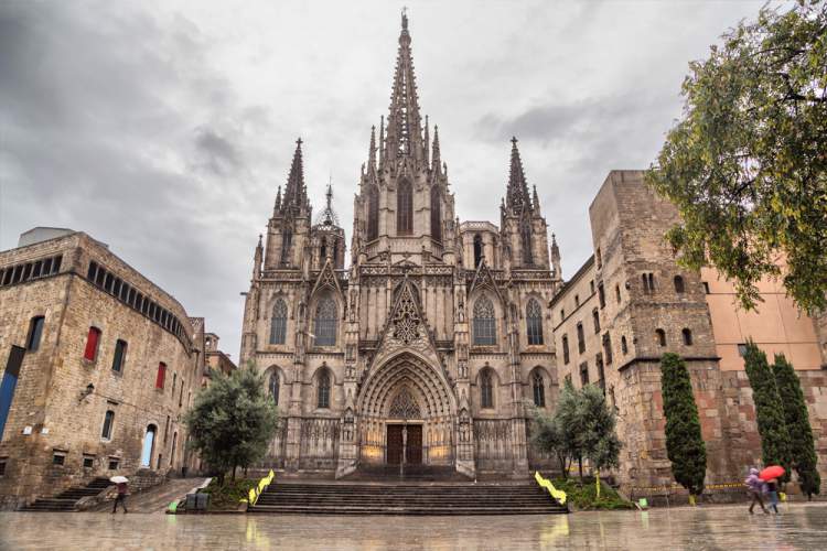 Visitar o Bairro Gótico é uma das dicas de o que fazer em Barcelona