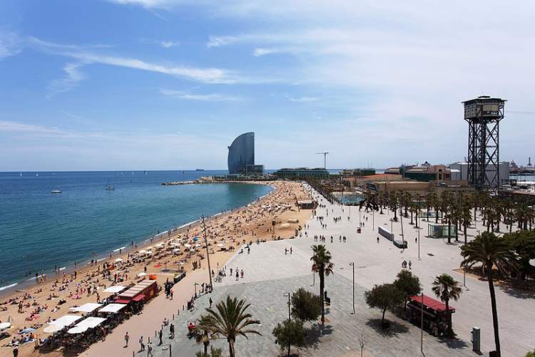 Visitar a Praia Barceloneta é uma das dicas de o que fazer em Barcelona