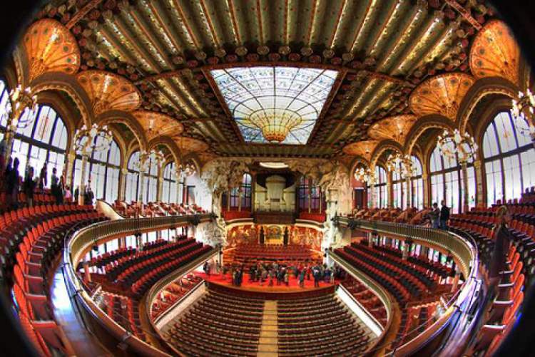 Visitar o Palácio da Música Catalã é uma das dicas de o que fazer em Barcelona