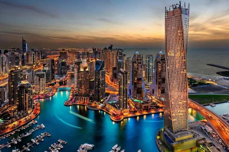 Dubai nos Emirados Árabes é uma das cidades futuristas