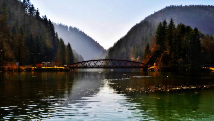 Lago e Ponte de Biaufond é um dos lugares maravilhosos na Suíça