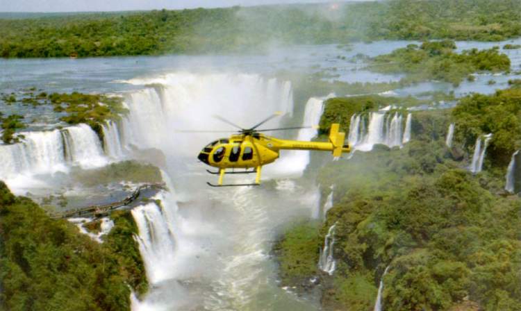 Passeio de helicóptero sobre as Cataratas é um dos pontos turísticos próximos ao Cataratas do Iguaçu