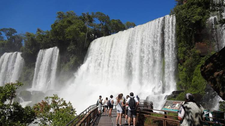 Passarela circuito inferior é um dos pontos turísticos próximos as Cataratas do Iguaçu