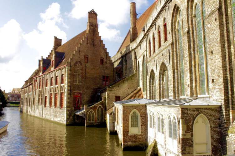 Bruges na Bélgica é uma das cidades medievais que farão você viajar de volta no tempo