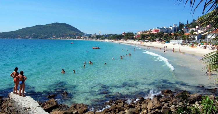 Praia de Bombinhas é uma das praias mais paradisíacas de Santa Catarina