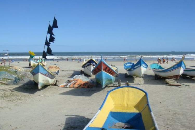 Praia de Canoas é uma das melhores praias do Paraná