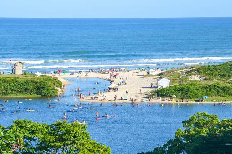 Praia do Rosa é uma das praias mais paradisíacas de Santa Catarina
