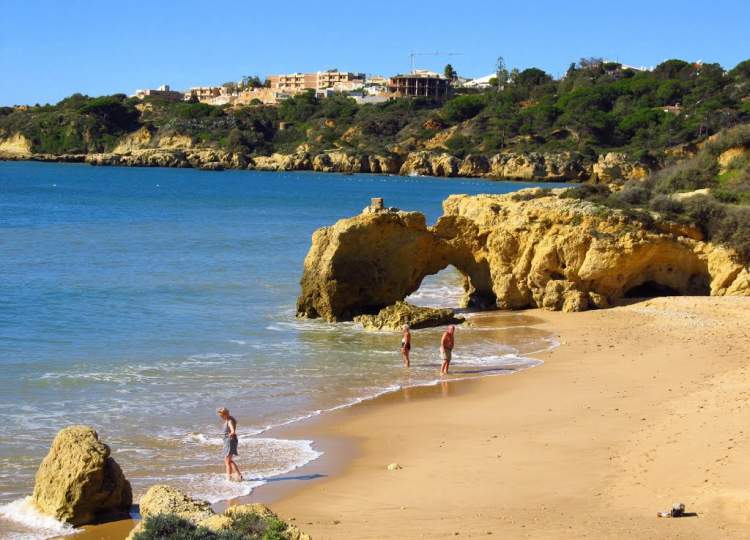 Praia da Oura é uma das praias mais lindas de Albufeira em Portugal