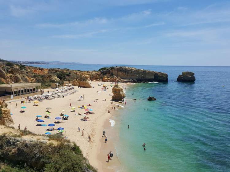 Praia de São Rafael é uma das praias mais lindas de Albufeira em Portugal
