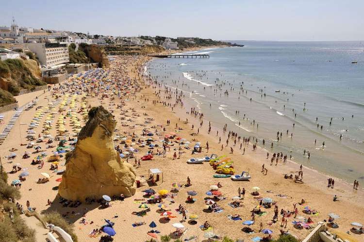 Praia do Peneco é uma das praias mais lindas de Albufeira em Portugal