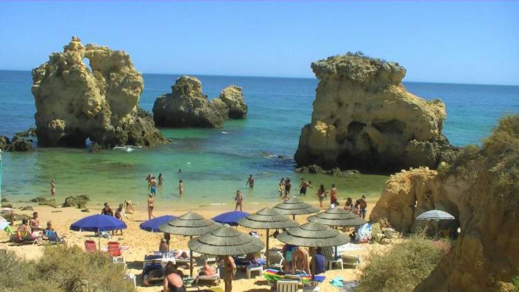 Praia dos Arrifes é uma das praias mais lindas de Albufeira em Portugal