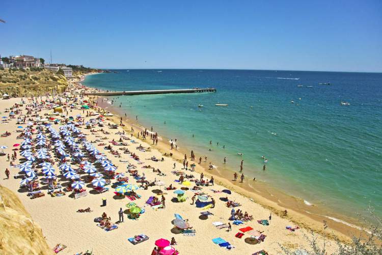 Praia dos Pescadores é uma das praias mais lindas de Albufeira em Portugal