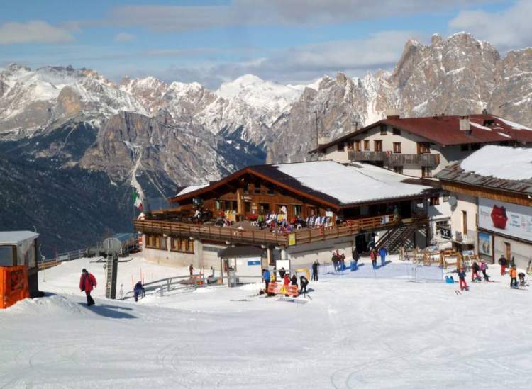 Cortina d’Ampezzo na Itália é um dos melhores destinos para esquiar