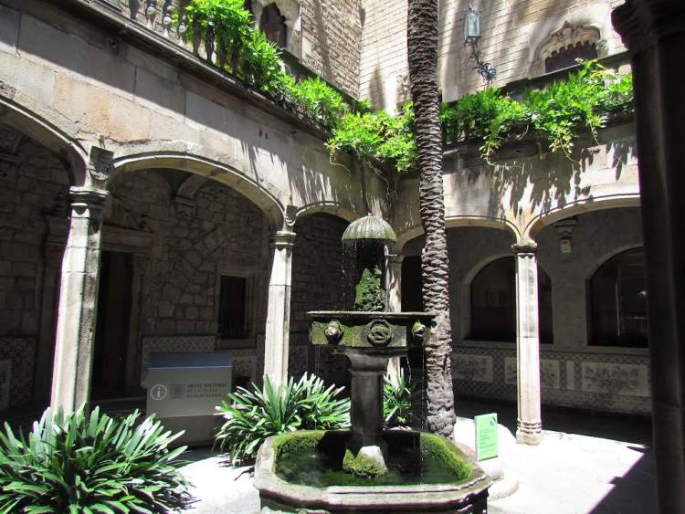 Casa de L`Ardiaca é uma das atrações gratuitas em Barcelona