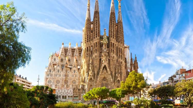Conhecer a Igreja Sagrada Família é uma das dicas para quem vai viajar a Barcelona