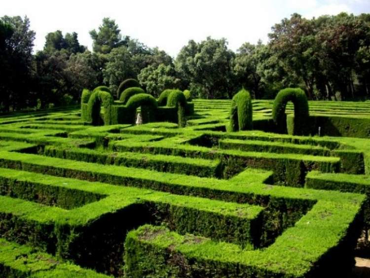 Conhecer o Labirinto da Horta do Parc del Laberint é uma das dicas para quem vai viajar a Barcelona