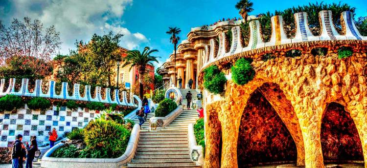 Conhecer o Parc Güell é uma das dicas para quem vai viajar a Barcelona