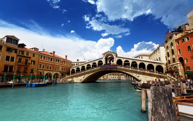 Ponte de Rialto é uma das atrações gratuitas em Veneza