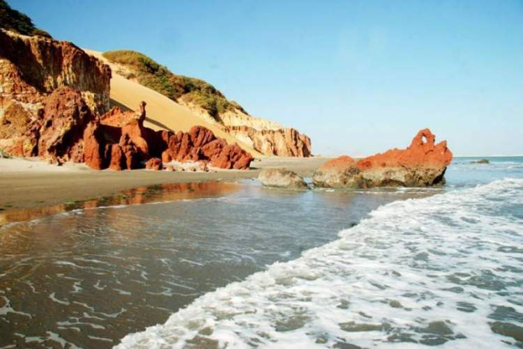 Praia de Ponta Grossaé um dos lugares lindos no Ceará