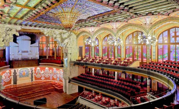 Visitar o espetáculo no Palau de la Musica Catalana é uma das dicas para quem vai viajar a Barcelona