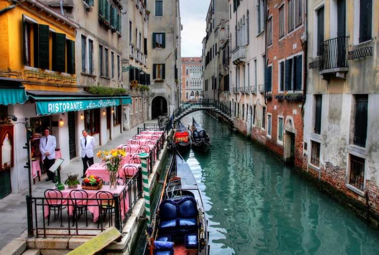 ruas da cidade é uma das atrações gratuitas em Veneza