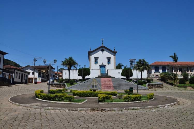 Igreja e Praça da Matriz em Santana dos Montes