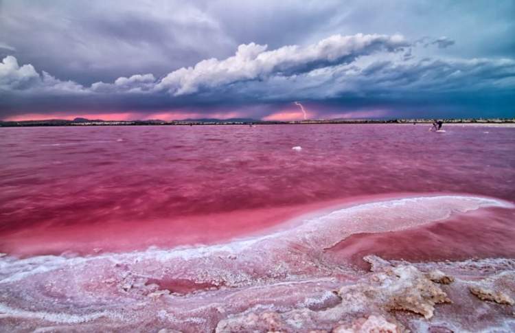 Lago Retba em Senegal é um dos lagos cor de rosa existentes ao redor do planeta