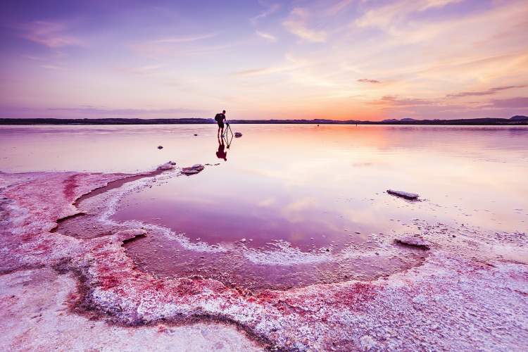 Salina de Torrevieja e La Salina de La Mata na Espanha é um dos lagos cor de rosa existentes ao redor do planeta