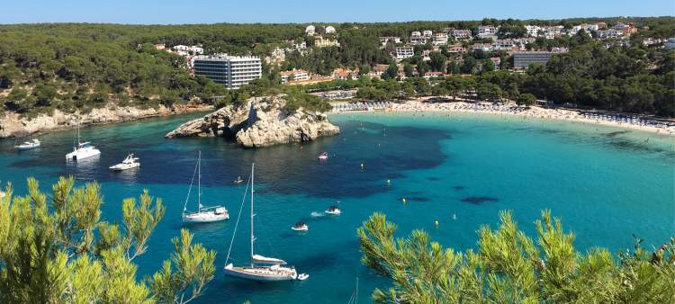 Cala Galdana é uma das praias de Menorca na Espanha