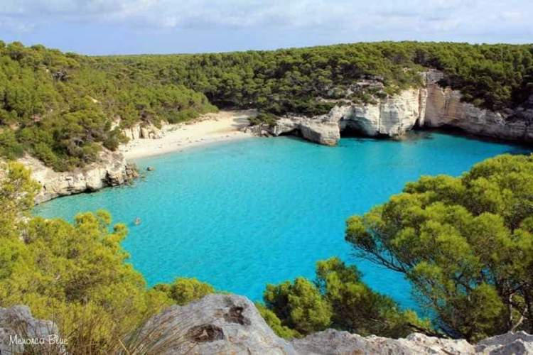 Cala Mitjana é uma das praias de Menorca na Espanha