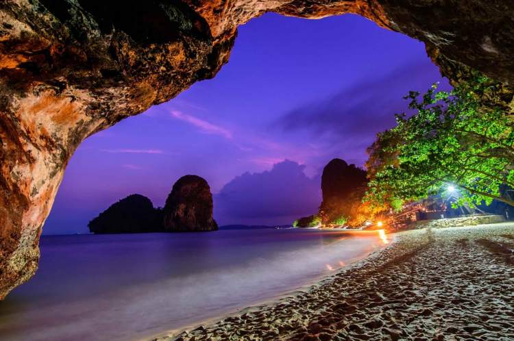 Caverna em Railay Beach na Tailândia