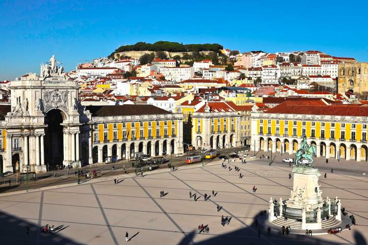 Conhecer a Praça do Comércio é um dos motivos para viajar para Lisboa