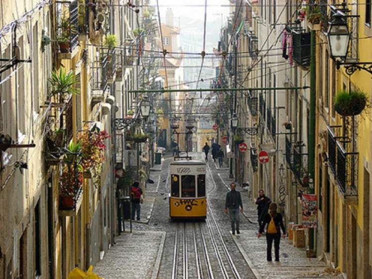 Conhecer o Bairro Alto é um dos motivos para viajar para Lisboa