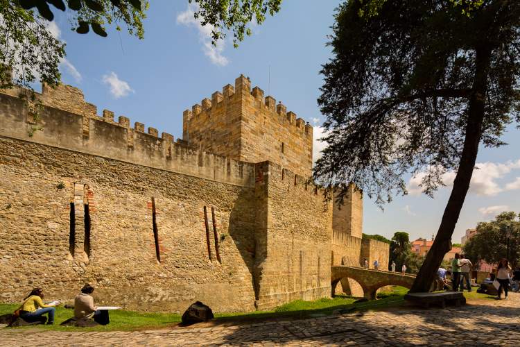 Conhecer o Castelo de São Jorge é um dos motivos para viajar para Lisboa