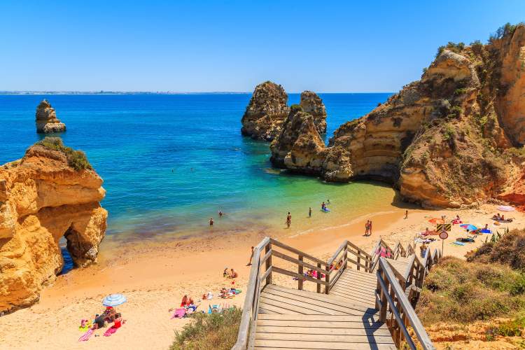 Dona Ana é uma das melhores praias do Algarve em Portugal