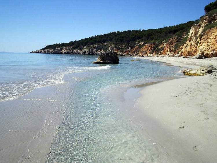 Playa Binigaus é uma das praias de Menorca na Espanha