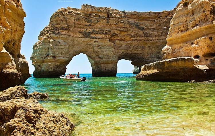 Praia da Marinha é uma das melhores praias do Algarve em Portugal